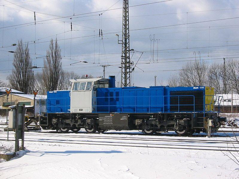 Diese G1206 ohne erkennbare Firmen-Beschriftung traf ich am 27.02.2005 beim Gter- und Rangierbahnhof in Karlsruhe an. Da sie auf einem Abstellgleis stand, auf dem an Wochenenden in der Regel eine AVG-Lok zu sehen ist, vermute ich mal, das es sich entweder um eine Neuerwerbung der AVG oder aber eine Leihlok im Dienste der AVG handelt, die nur noch nicht mit dem Firmenlogo versehen ist. 