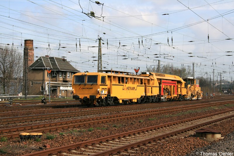 Diese Gleisbaueinheit kam am Vormittag des 10.04.07 aus Richtung Dresden durch den Chemnitzer Hbf gerollt.