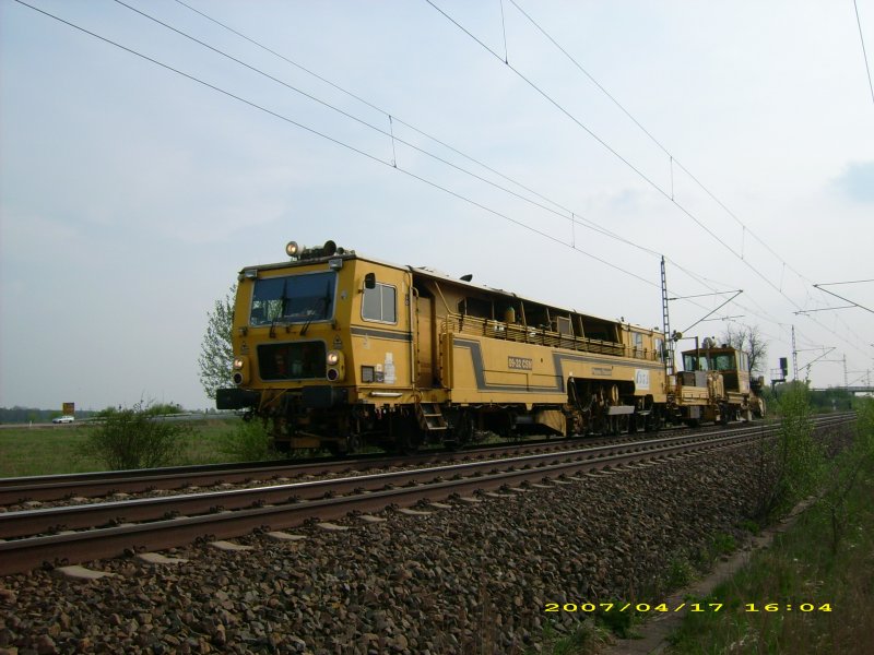 Diese Gleisbaumaschine, meiner Meinung nach eine Stopfmaschine, passierte mich am 17.04.07 und fuhr weiter Richtung Berlin. Aufgenommen an der Bahntrasse in Grfenhainichen.
