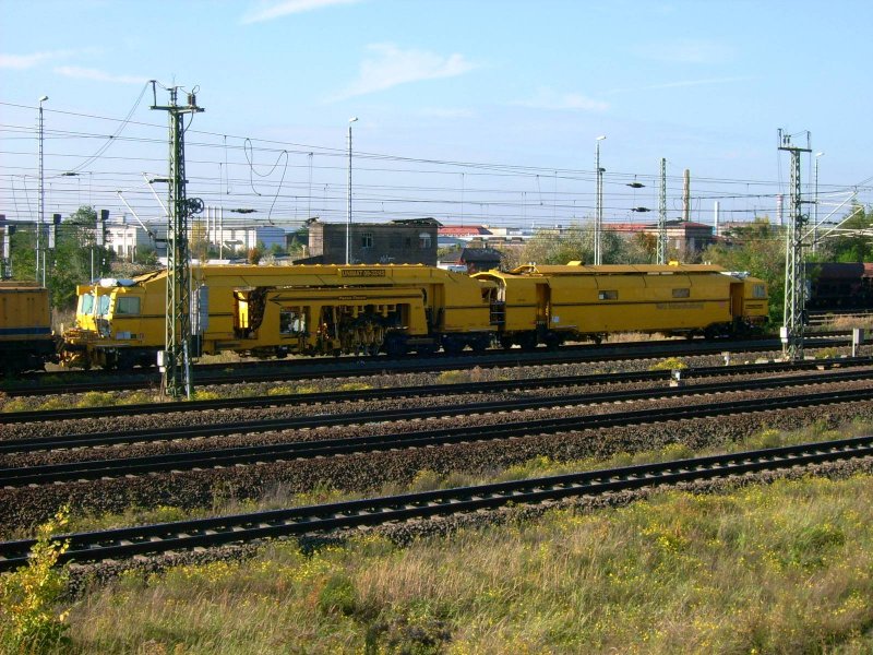 Diese Gleisstopfmaschine von DB Netz Instandhaltung stand am 08.10.08 hinter 203 308 im Bahnhofsvorfeld von Bitterfeld.