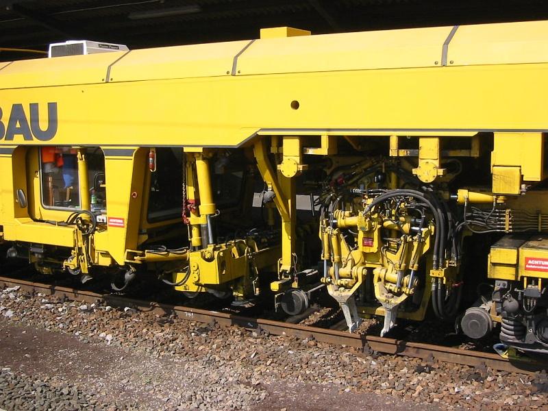 Diese Gleisstopfmaschine der Firma Krebs Gleisbau vom Typ Plasser & Theurer 08-475 Unimat 4S war am 02.04.2005 in Karlsruhe Hbf abgestellt. Hier eine Detailaufnahme der Stopf-Vorrichtung.
