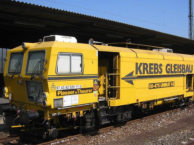 Diese Gleisstopfmaschine der Firma Krebs Gleisbau vom Typ Plasser & Theurer 08-475 Unimat 4S war am 02.04.2005 in Karlsruhe Hbf abgestellt.