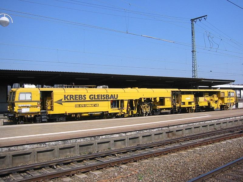 Diese Gleisstopfmaschine der Firma Krebs Gleisbau vom Typ Plasser & Theurer 08-475 Unimat 4S war am 02.04.2005 in Karlsruhe Hbf abgestellt.