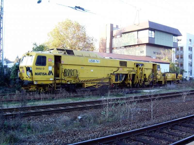 Diese Gleisstopfmaschine stand am 19.11.05 in Worms.