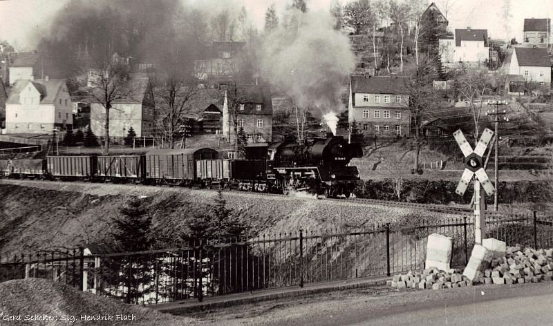 Diese herrliche Aufnahme wurde mir vor einigen Jahren von Gerd Scheiter aus Wiesa �berlassen. Sie zeigt 50 3646 vom Bw Chemnitz mit einem G�terzug in Wiesa. Aufnahme Jahr: wohl 1986