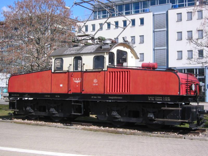 Diese historische 1000mm-Schmalspurlok der Albtalbahn ist als Denkmal beim Albtalbahnhof in Karlsruhe aufgestellt. Gebaut 1910 fuhr diese und drei weitere dieser Loks auf der Albtalbahn, bis deren Strecken Ende der 50er, Anfang der 60er Jahre des 20. Jahrhunderts auf Normalspur umgebaut und in das Karlsruher Strassenbahnnetz integriert wurden. Die Aufnahme entstand am 14.03.2004.
