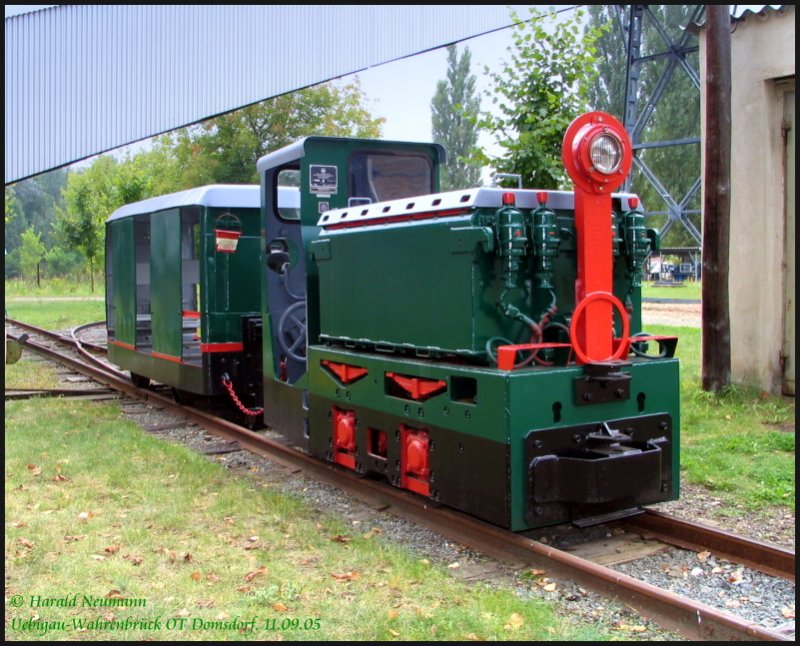 Diese hbsch hergerichtete ehemalige Grubenbahn ist heute eine der Attraktionen in der historischen Brikettfabrik  Louise  Domsdorf (www.brikettfabrik-louise.de/). Mit ihr knnen Kinder u. Erwachsene eine Runde auf dem Fabrikhof drehen. Baujahr 1982,LEW Lokomotivbau-Elektrotechnische Werke  Hans Beimler  Hennigsdorf, Loknr.: 18394, Typ El 9, Leistung 9kW, Hg max: 14km/h, BrGew. 4t. Bild: Domsdorf, 11.09.05