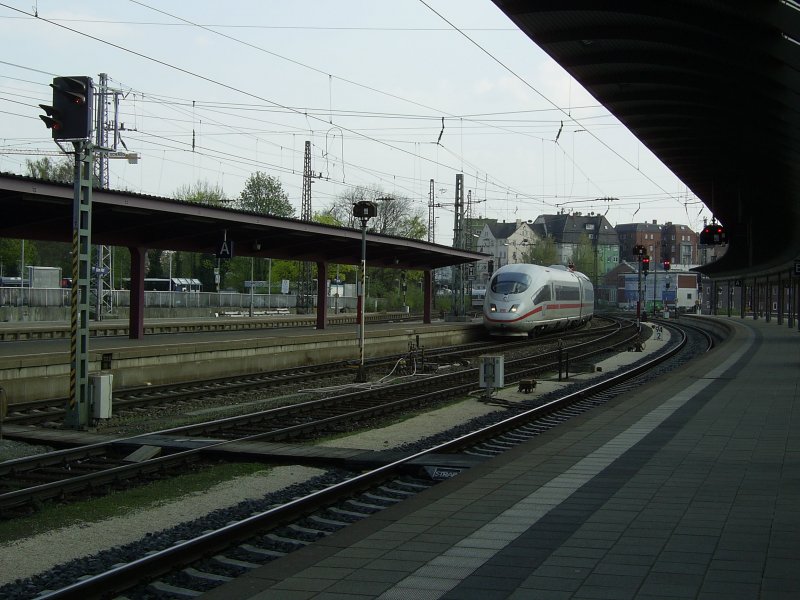 Diese ICE 3-Doppeleinheit fhrt am 14.4.2009 aus Richtung Augsburg in Ulm ein. Die Hintere Einheit bildet der Triebzug  Schaffhausen . Sie setzen ihre Fahrt wenig spter in Richtung Stuttgart fort.