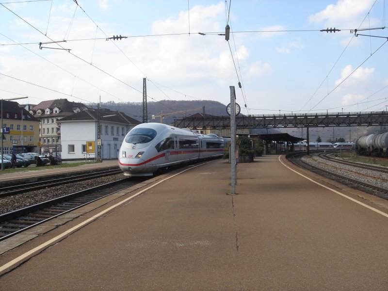 Diese ICE 3 Doppeltraktion fuhr am 18.04.06 von Dortmund Hbf nach Mnchen Hbf. Hier bei der Durchfahrt in Geislingen Hbf.