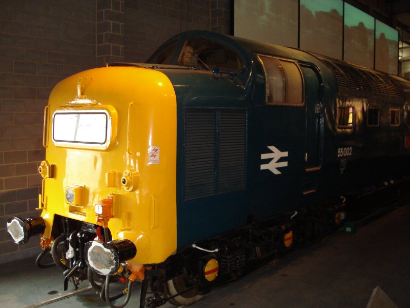 Diese imposante Class 55 (55002) Deltic zog ab 1962 den  Flying Scotsman  auf der Stecke London Kings Cross - Edinburgh und wurde auf den Namen  Kings Own Yorkshire Light Infantry  getauft. Der Name Deltic stammt von der charakteristischen Motorkonstruktion, bei der je 6 Zylinder in einem gleichschenkligen Dreieck einander gegen�ber angeordnet waren. National Railway Museum, York. 