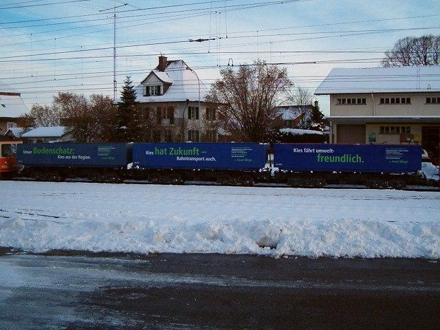 Diese Kieswagen wurden frher in der ehemaligen DDR als Braunkohlewagen eingesetzt.
Weiteres dazu finden Sie unter  http://www.aare-seeland-mobil.ch weiter unter  Medienstelle . Fr Fotos zustzlich rechts  Fotoarchiv  anklicken. Tuffelen den 30.01.2004