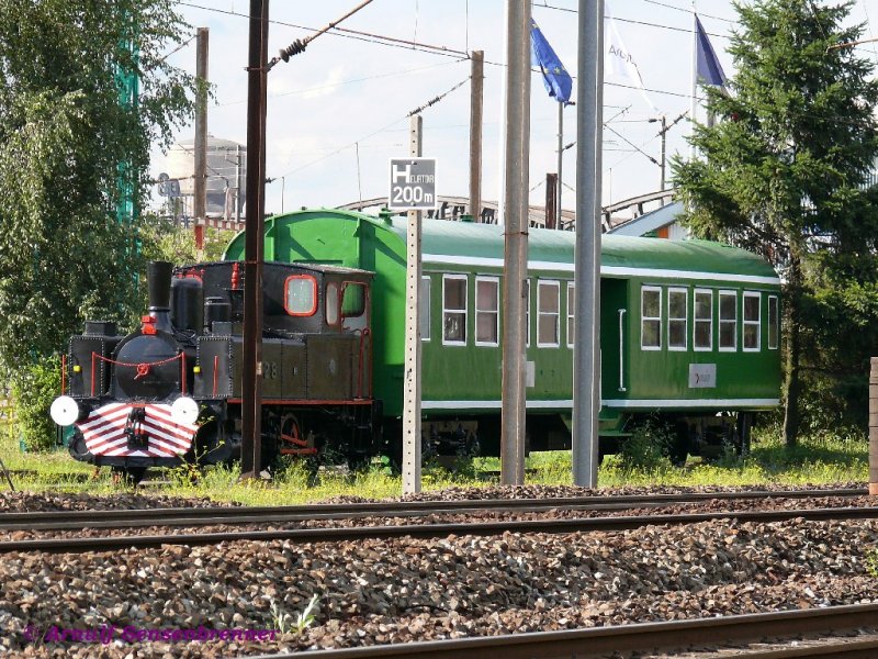 Diese kleine B-Dampflok ist mit einem vierachsigen Personenwagen als Denkmal bei Arcelor-Mittal aufgestellt.
Im Vordergrund verluft brigens die Hauptstrecke Metz - Thionville (Diedenhofen) der SNCF.
Florange-Ebange (deutsch Flrchingen-Ebingen), nahe bei Thionville (Diedenhofen) an der Mndung der Fensch in die Mosel gelegen, wurde in den 1950/60er Jahren zu einem Zentrum der lothringischen Schwerindustrie ausgebaut. Das Stahlwerk gehrt heute zu Arcelor-Mittal.
30.07.2007
