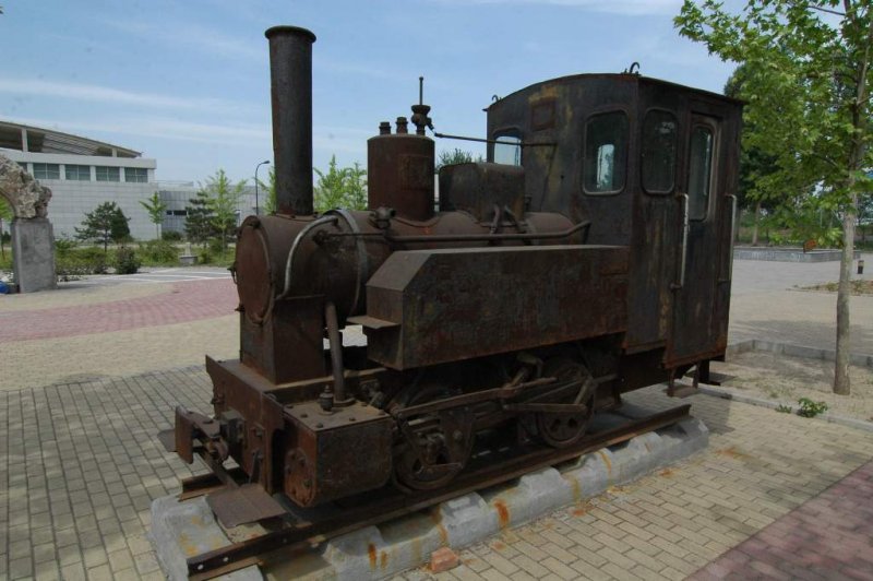 Diese kleine Dampflok steht vor dem Eisenbahnmuseum in Peking. Leider ohne Schilder.
