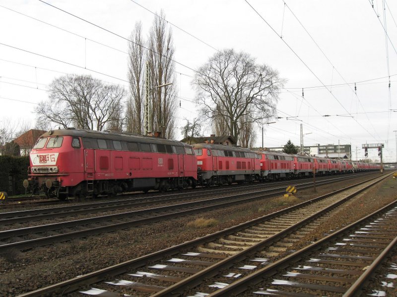Diese lange Reihe mit insgesamt vierundzwanzig z-gestellter Loks der Baureihe 218 (inklusive einer 215 und einer 225) entdeckte ich am 27.12.2008 in Bremen-Sebaldsbrck nahe dem AW. 