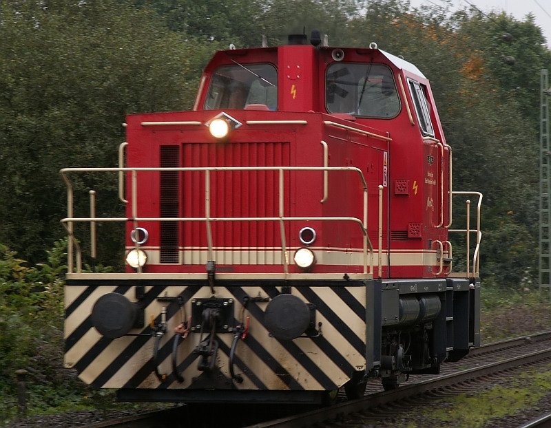 Diese Lok der  Bahnen der Stadt der Monheim  rauscht solo in Ratingen Lintorf vorbei. Das Foto stammt vom verregneten 01.10.2007