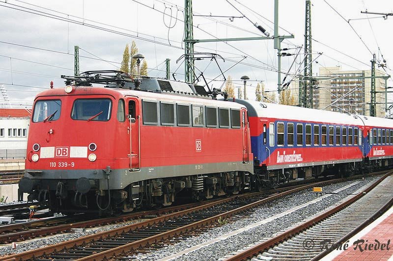 Diese Lok der Baureihe 110 (110 339-9), wurde am 12.11.2006 auf dem Hbf Dresden bereitgestellt. Es war der Sonderzug von Dresden nach Kempten.