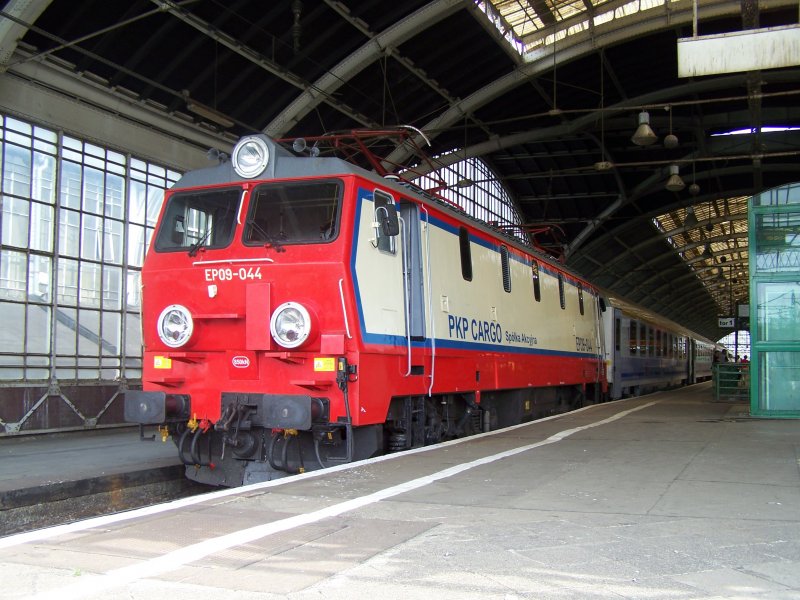 Diese Lok Br.EP09-044 von der Gesellschaft PKP Cargo zog am 06.06.07 einen InterCity IC  Panorama  von Breslau Hbf nach Warschau Hbf. Hier vor der Abfahrt im Bahnhof Wroclaw(Breslau Hbf).