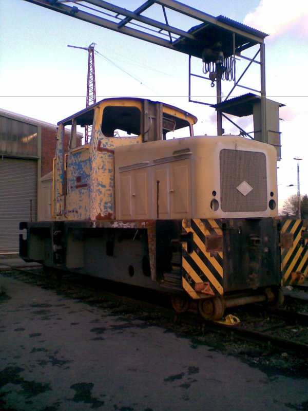 Diese Lok fhrt wohl auf normaler Spur. Im Moment natrlich nur indirekt, da sie auf Hilfsachsen steht. Sie wurde allem Anschein nach mitten bei der Restauration vergessen. Kann jemand Angaben zum Typ und damit zur richtigen Einordnung machen ?