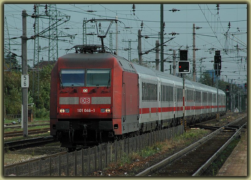 Diese Lok gehrt unbedingt einmal in die Waschanlagen. 101 046 bei der Durchfahrt in Wien Htteldorf am 7.10.2006 mit EC 22 von Wien Westbahnhof nach Dortmund Hbf.