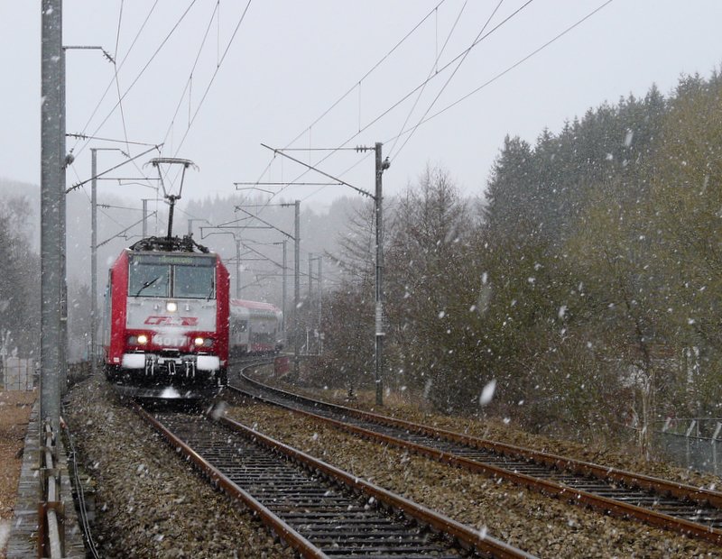 Diese Lok kommt nicht aus Sibirien, sondern aus Troisvierges! W�hrend einer kr�ftigen Schneeschauer in dem sonst schneelosen Enscherange f�hrt E-Lok 4017 in Richtung Mersch am 24.03.08 