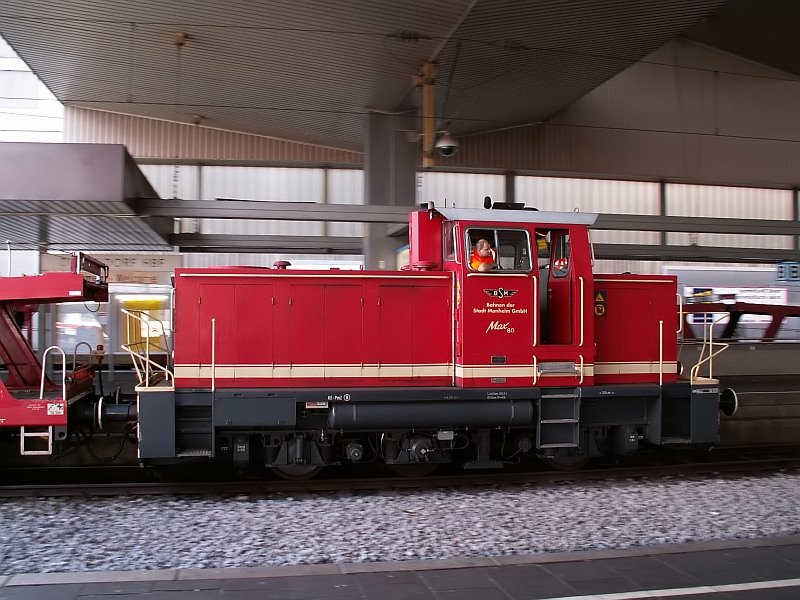 Diese Lok MaK 80 der  Bahnen der Stadt der Monheim  rangiert im Dsseldorfer Hauptbahnhof mit einigen Autotransportern. Das Foto stammt vom 27.07.2007