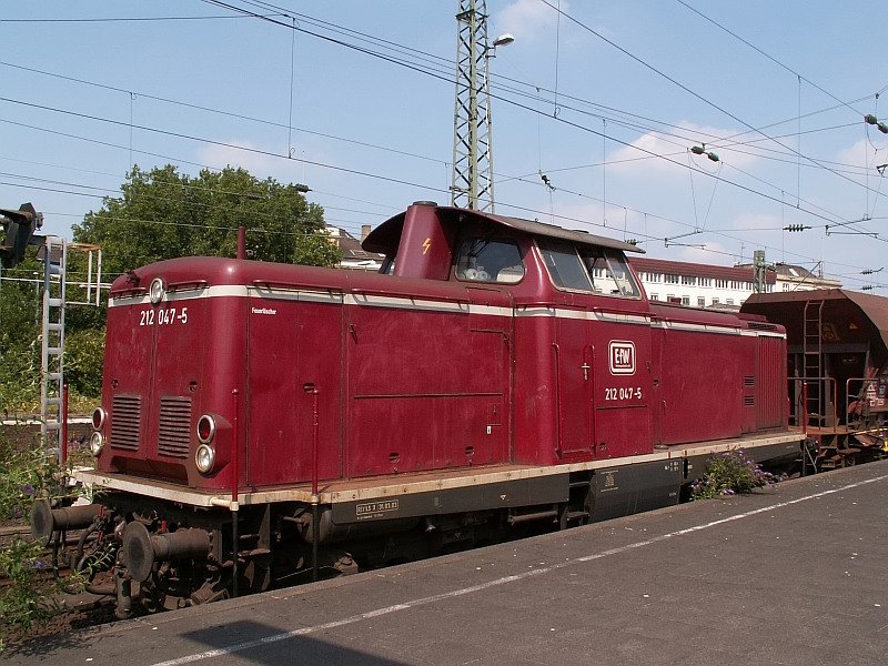 Diese Lok wartet im Dsseldorfer Hauptbahnhof auf ihren Einsatz. Es ist die 212 047-5. Das Foto stammt vom 12.08.2007