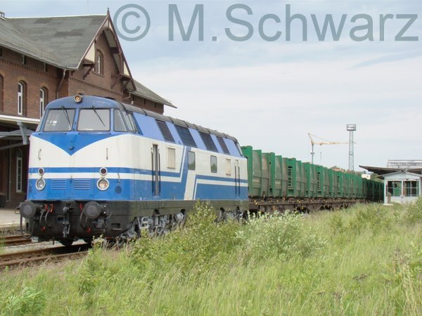 Diese Lok wurde am 25.05.09 in Ilmenau ohne jegliche Bezeichnung gesehen so das man meinen k�nnte sie wurde wieder Verkauft. 
Baujahr 1969 LKM/FA.Nr.280167 Auslieferung als V180 358 an die DR
umbenannt in 118 358 umbenannt in 118 758 ab 1994 bei Falz unter 118 758 ab 2000 bei D&D als 2404 gef�hrt. 