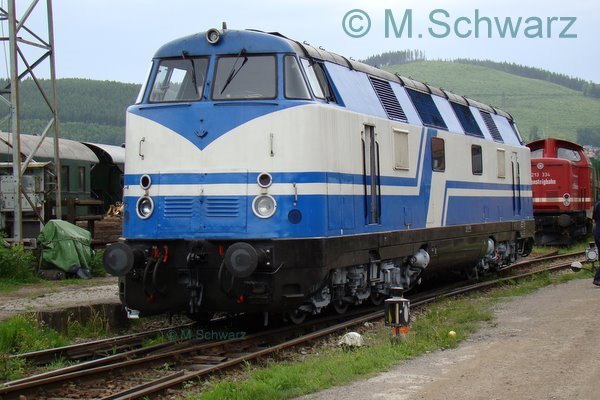 Diese Lok wurde am 25.05.09 in Ilmenau ohne jegliche Bezeichnung gesehen so das man meinen k�nnte sie wurde wieder Verkauft.Ich w�re �ber jede Information dankbar was mit dieser Lok passiert.
Baujahr 1969 LKM/FA.Nr.280167 Auslieferung als V180 358 an die DR
umbenannt in 118 358 umbenannt in 118 758 ab 1994 bei Falz unter 118 758 ab 2000 bei D&D als 2404 gef�hrt.  