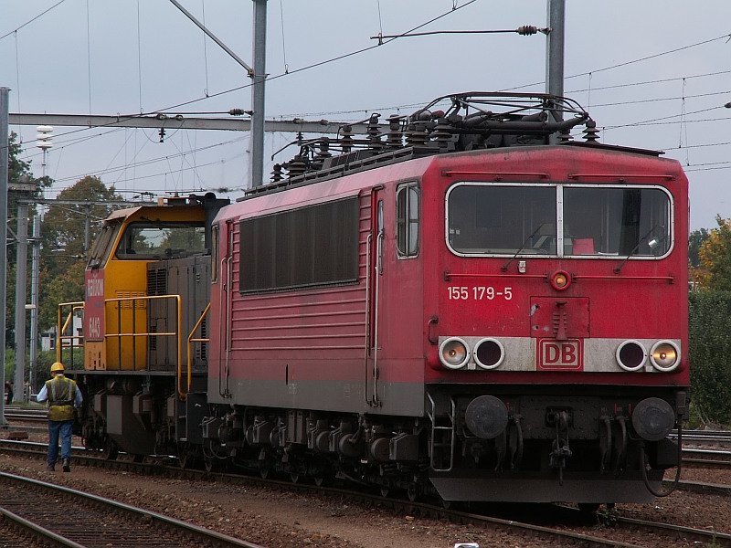 Diese Lokomotive der BR 155 wird von einer BR6400 auf ein Abstellgleis des Venloer Bahnhofs geschoben. Das Foto stammt vom 05.10.2007