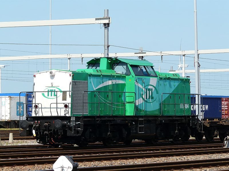 Diese Lokomotive der ITL Eisenbahn GmbH (Import Transport Logistik) steht abfahrbereit im Rotterdamer Hafen. In wenigen Minuten wird sie zu einer Fahrt nach Bratislava aufbrechen. Das Foto stammt vom 14.07.2008 
