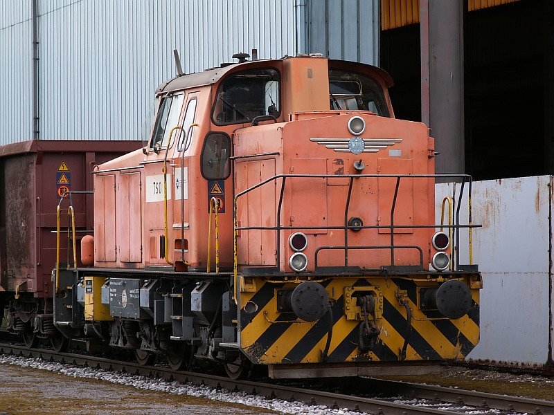Diese Lokomotive rangiert mit einigen Wagen im Duisburger Hafen. Einsatzgebiet ist die  Schrottinsel . Das Foto stammt vom 08.08.2007
