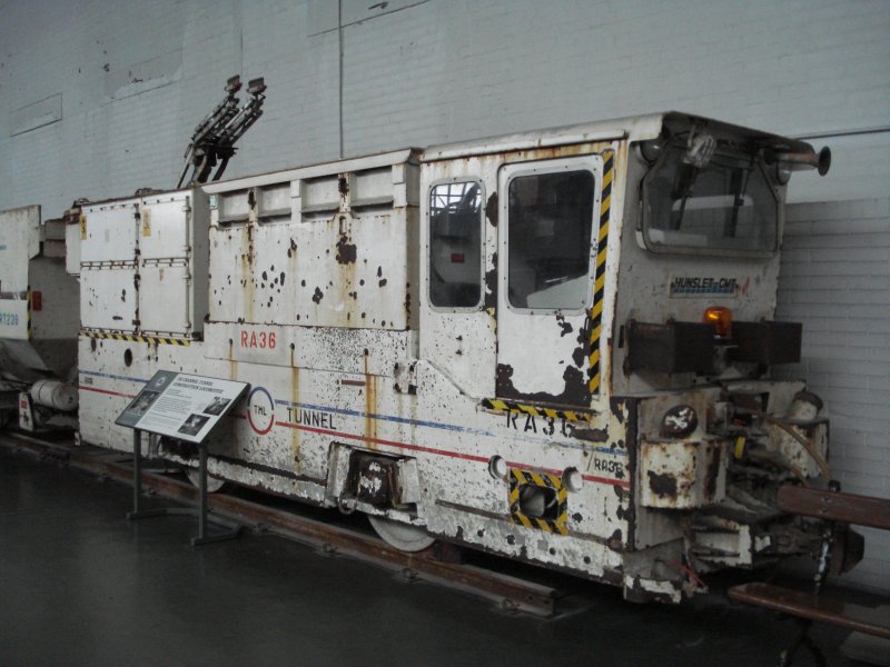 Diese Lokomotive war als Arbeitstier beim Bau des Eurotunnels eingesetzt und wurde im letzten Arbeitszustand dem National Railway Museum, York bergeben.