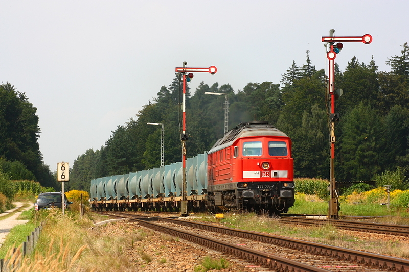 Diese Ludmilla fhrt gerade mit einem Flaschenzug aus Mhldorf in den Bahnhof Tling ein.
