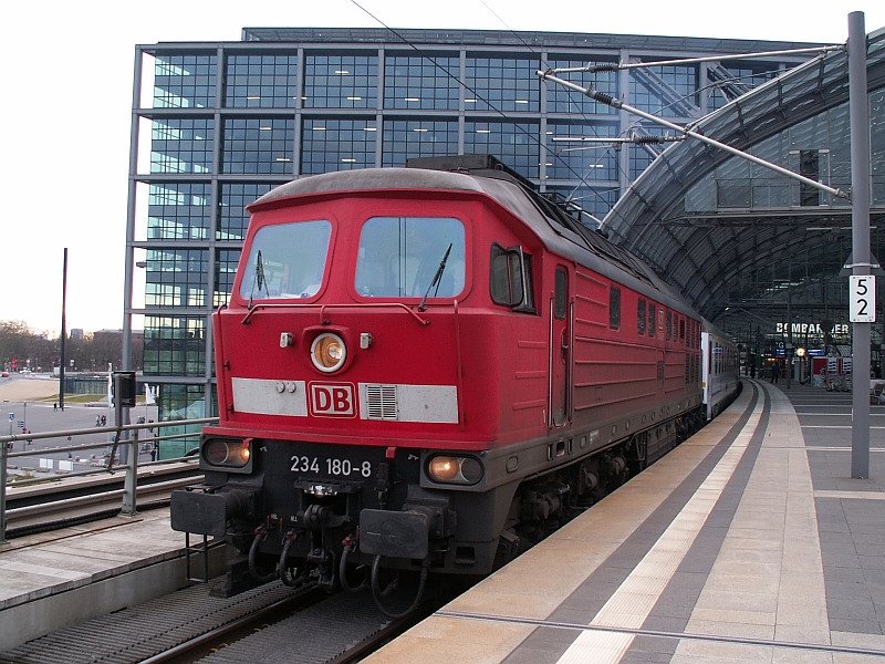 Diese  Ludmilla  steht abfahrbereit im Berliner Hauptbahnhof um einen Zug nach Warschau zu ziehen. F�r mich ungew�hnlich, eine BR 234 vor einem Personenzug zu sehen. In unseren Breiten ziehen sie nur G�terz�ge. Das Foto stammt vom 12.03.2008