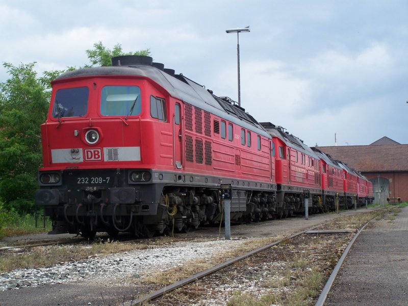 Diese mchtigen Dieselloks der Br.232 und 233 standen am 2.juni 07 hinter dem Diesellok-schuppen des BW Nrnberg RBF bei der ehemaligen Schiebbhne abgestellt und warteten dort auf ihren Einsatz im Gterverkehr.