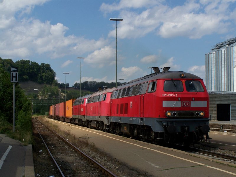 Diese mchtigen Dieselloks fuhren im Dreierpack durch den Bahnhof Biberach(Riss). Sie zogen einen Contaiergterzug hinter sich her. An der Spitze hing die 225 803-6.
Aufgenommen am 27.Juli 2007