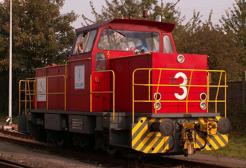 Diese MaK Lokomotive steht bei strahlene Sonnenschein auf dem Gelnde des Solvay Werkes in Rheinberg. Das Foto stammt vom 10.10.2007