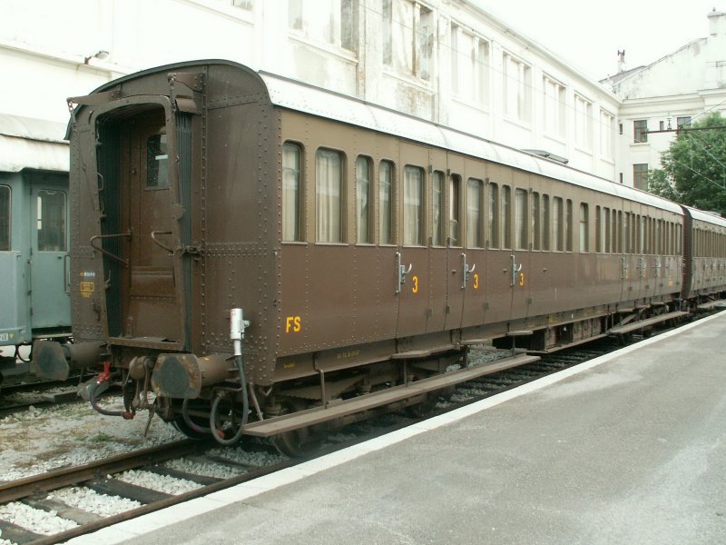 Diese  Milleporte  Wagen werden fr Sonderfahrten mit der Dampflok
728.022 eingesetzt,die ebenfalls im Museum beheimatet ist.Triest 04.06.08
