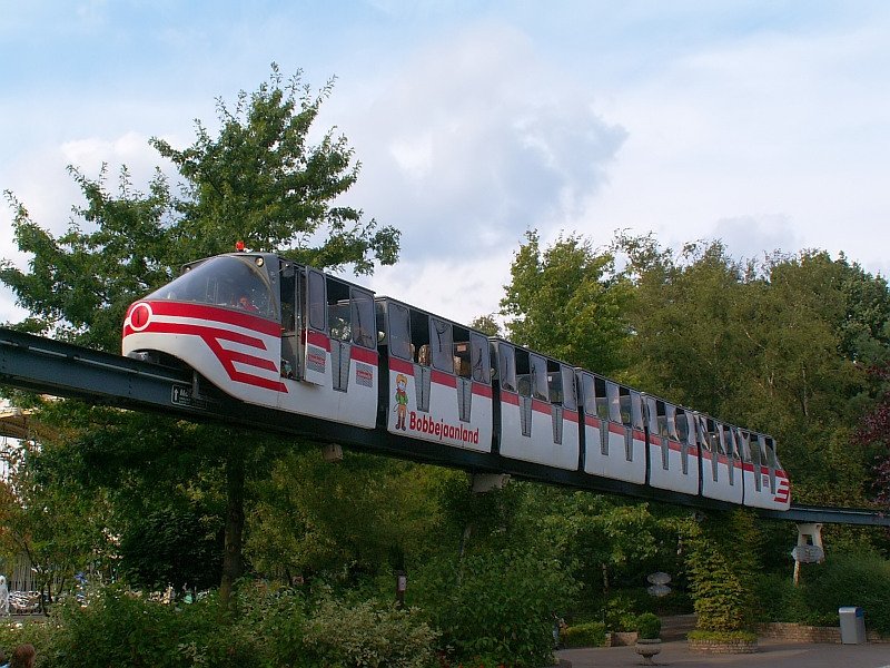 Diese Monorail verbindet im Freizeitpark  Bobbejaanland  drei Stationen. Das Bild stammt vom 08.09.2008