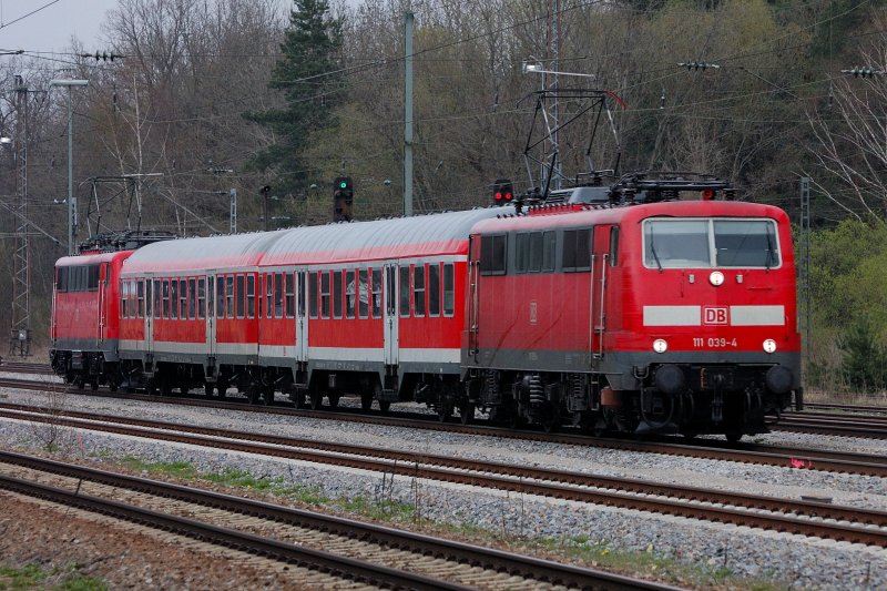 Diese nette, sicher nicht alltgliche Regionalbahngarnitur erfreute den Betrachter auf der KBS 980 kurz vor dem Bahnhof Neuoffingen, Fahrtrichtung Ulm.  Regio-Sandwich  mit 111ern.