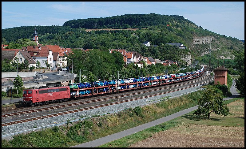 Diese orientrote 151er zieht einen Autotransportzug in Richtung Norden. Aufgenommen im August 2008 in Retzbach-Zellingen.