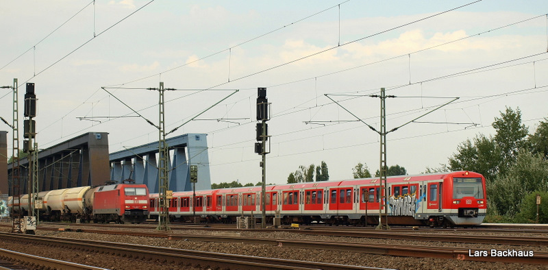 Diese Parallelfahrt von 152 108-7 mit ihrem Kesselzug und der S 31 nach Neugraben bot sich mir am 20.08.09 an den S�derelbbr�cken in Hamburg.
