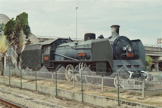 Diese prchtige Meterspur-Pacific-Dampflok 564.25 der Malayischen Staatsbahn (KTM) steht in bestem Zustand als Denkmallok in Butterworth. Aufnahme vom 04.12.2008.