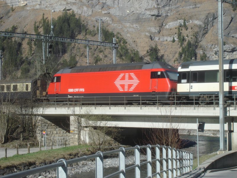 Diese Re 460 verlsst am 14.04.2007 mit ihrem IC nach Brig soeben Kandersteg