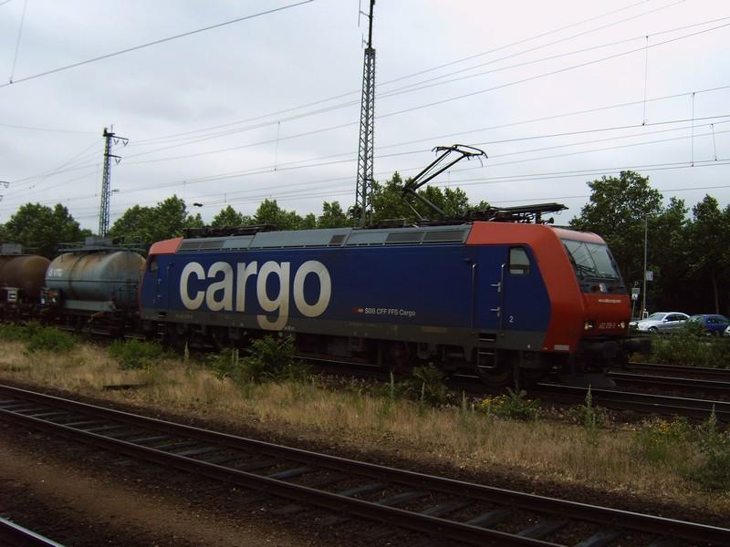 Diese Re482 der SBB durchfhrt am 11.6.05 den Hauptbahnhof in Mannheim.