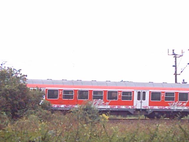 Diese RegionalBahn kommt gerade vom Kasseler HBF und fhrt gleich in den Bahnhof Hofgeismar.
(24.08.2004)