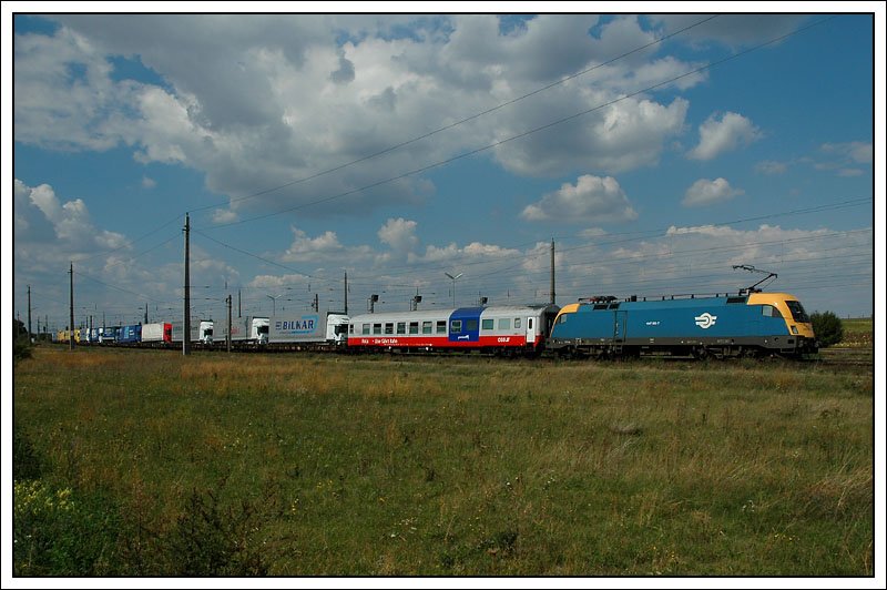 Diese RoLa, die mit 1047 003 bespannt war, erwischte ich am 26.8.2007 eher zufllig in Gramatneusiedl, als ich mit dem Fahrrad zu der Fotostelle fuhr, wo ich in weiterer Folge 1116 005 aufgenommen habe.