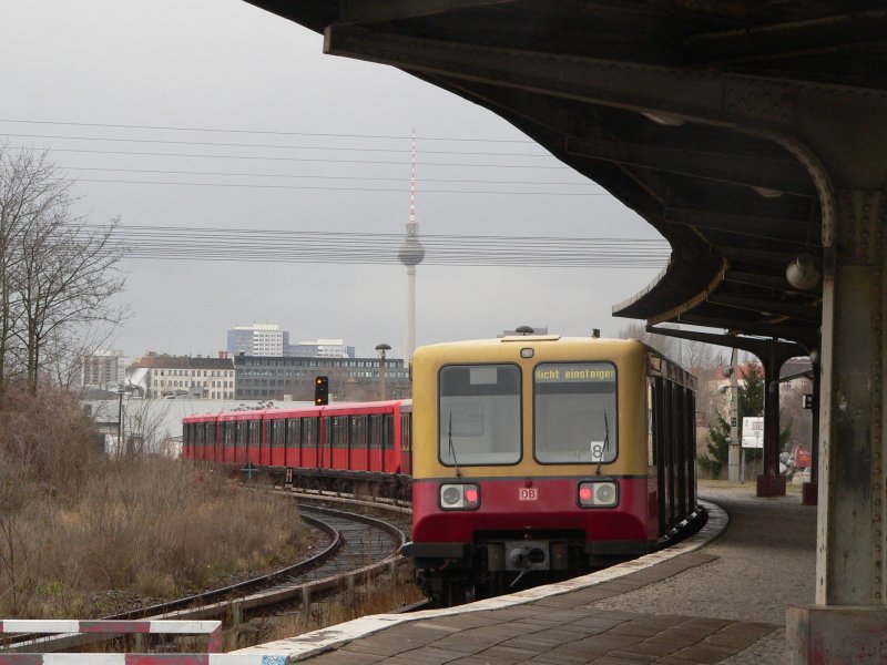 Diese S-Bahn kommt aus Schnefeld und fhrt ohne Halt durch Ostkreuz durch. Warum man den Bahnsteig noch betreten kann, weiss ich nicht. 21.1.2007