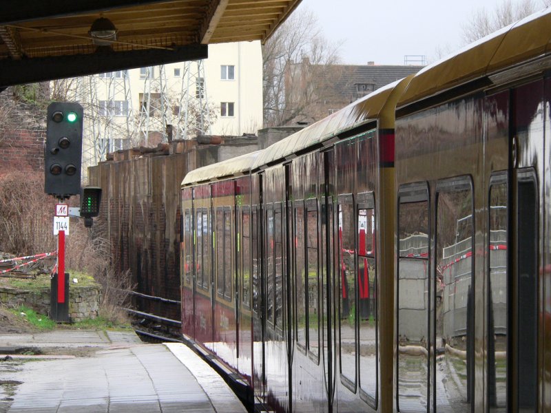 Diese S-Bahn macht sich auf den Weg in Richtung Warschauer Strae. 21.1.2007