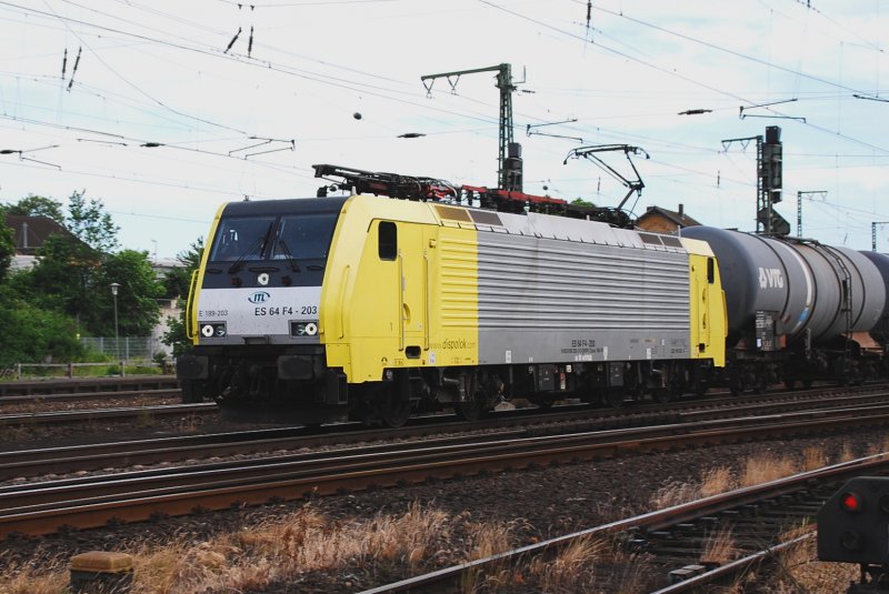 Diese schicke Lok habe ich zum ersten mal hier fahren sehen: E 189 203 als Lok NR. FS 64 F4-203 der ITL. Sie kam am 12.06.2009 aus stlicher Richtung nach Bielefeld eingefahren und hatte einen ellenlangen Gterzug aus Kesselwagen am Haken. 
